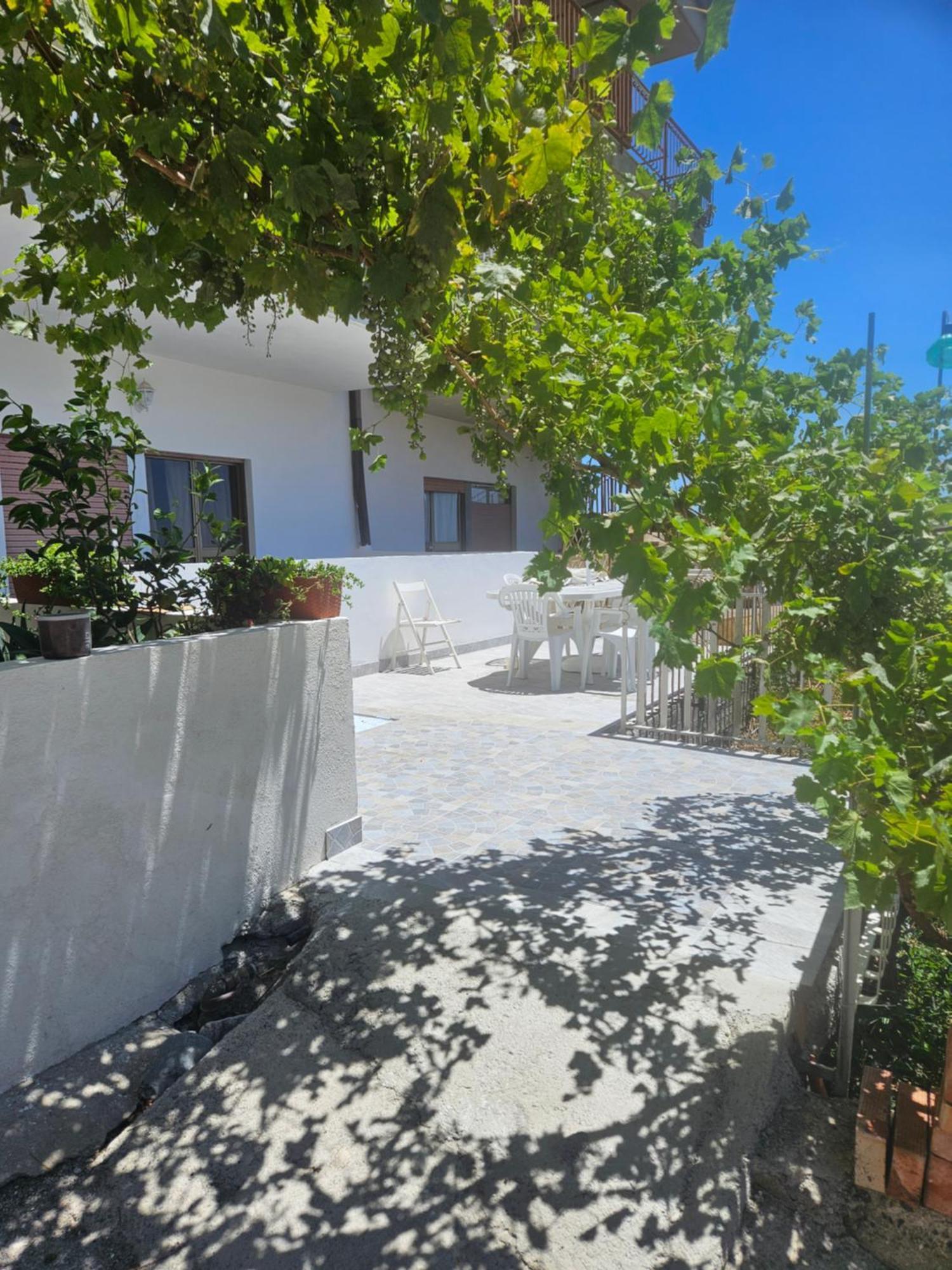 Appartamento Casa Vacanze Donna Yuliya Letojanni Esterno foto